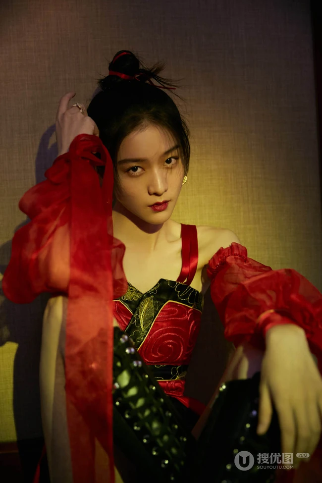 邂逅红衣小侠女，张雪迎执一红扇的古装扮相超美写真照片