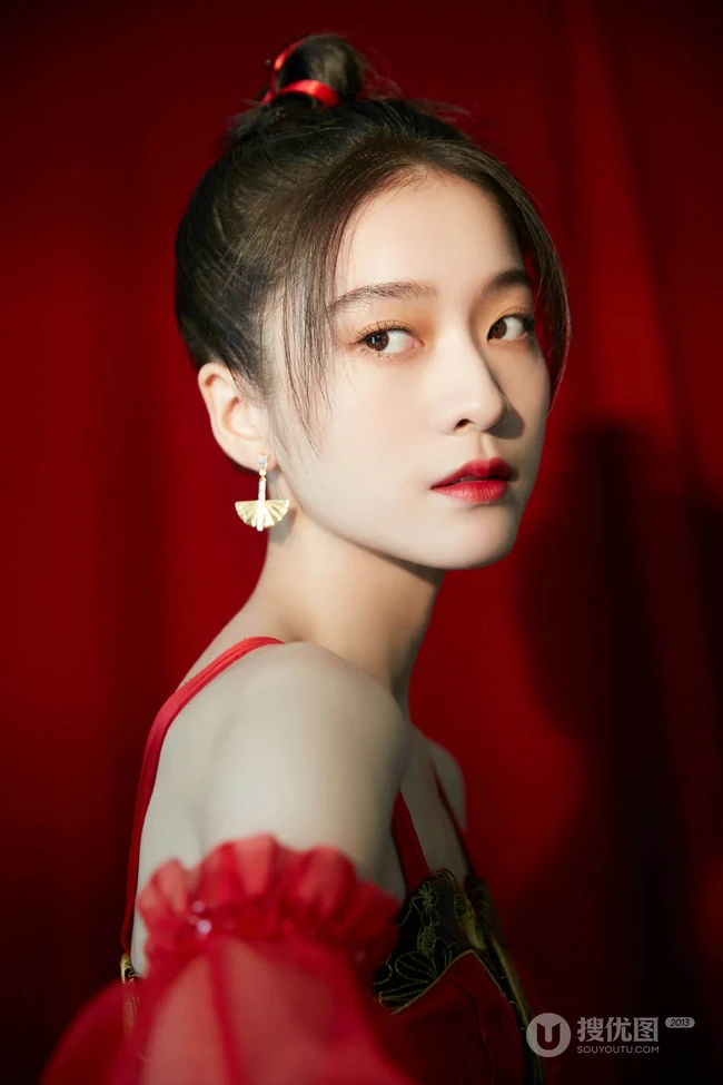 邂逅红衣小侠女，张雪迎执一红扇的古装扮相超美写真照片