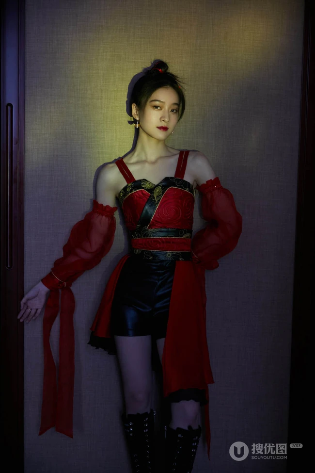 邂逅红衣小侠女，张雪迎执一红扇的古装扮相超美写真照片