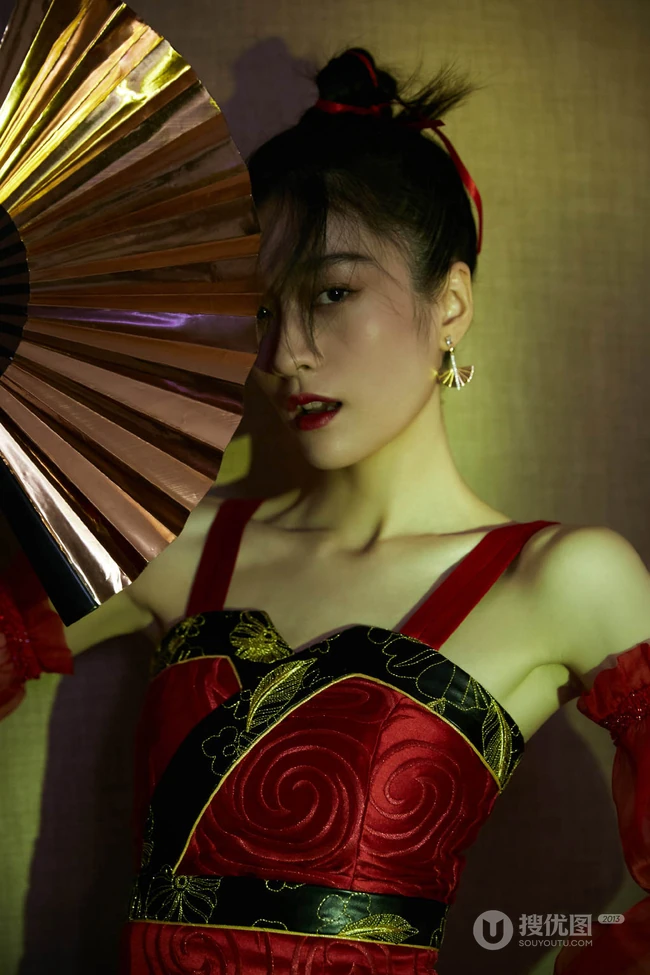 邂逅红衣小侠女，张雪迎执一红扇的古装扮相超美写真照片