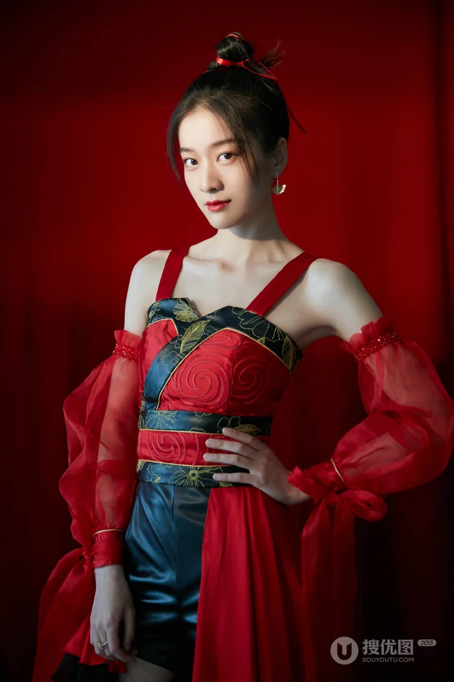 邂逅红衣小侠女，张雪迎执一红扇的古装扮相超美写真照片