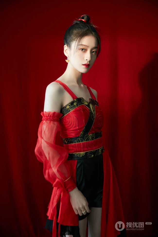 邂逅红衣小侠女，张雪迎执一红扇的古装扮相超美写真照片