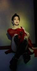 邂逅红衣小侠女，张雪迎执一红扇的古装扮相超美写真照片
