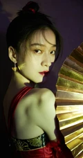 邂逅红衣小侠女，张雪迎执一红扇的古装扮相超美写真照片
