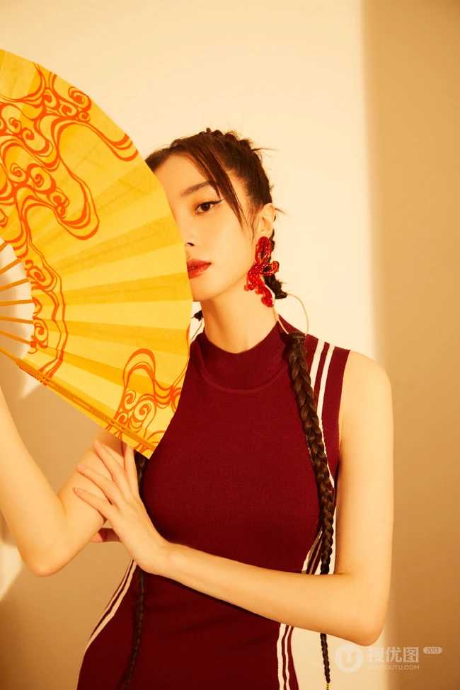 红尘笑，任飘摇，国风红装少女胡冰卿古装造型扮相写真图片