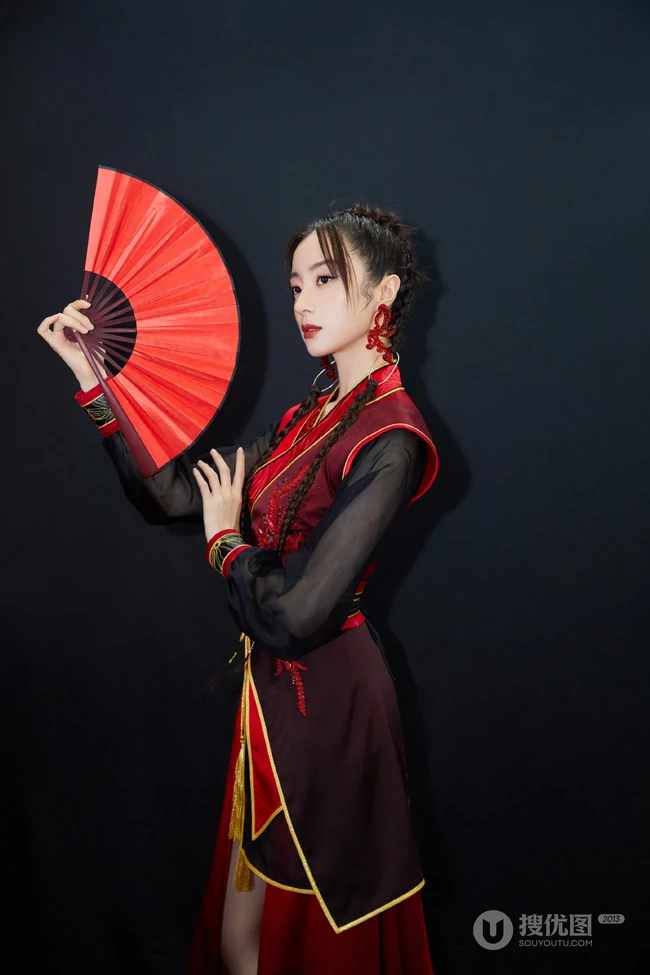 红尘笑，任飘摇，国风红装少女胡冰卿古装造型扮相写真图片