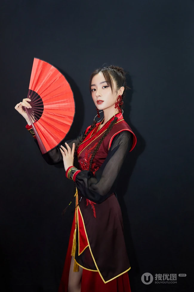 红尘笑，任飘摇，国风红装少女胡冰卿古装造型扮相写真图片