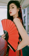 张天爱古风造型短裤写真，一袭红衣半折扇，一抹柔情，一抹侠义