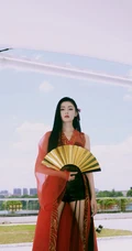 张天爱古风造型短裤写真，一袭红衣半折扇，一抹柔情，一抹侠义