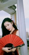 张天爱古风造型短裤写真，一袭红衣半折扇，一抹柔情，一抹侠义