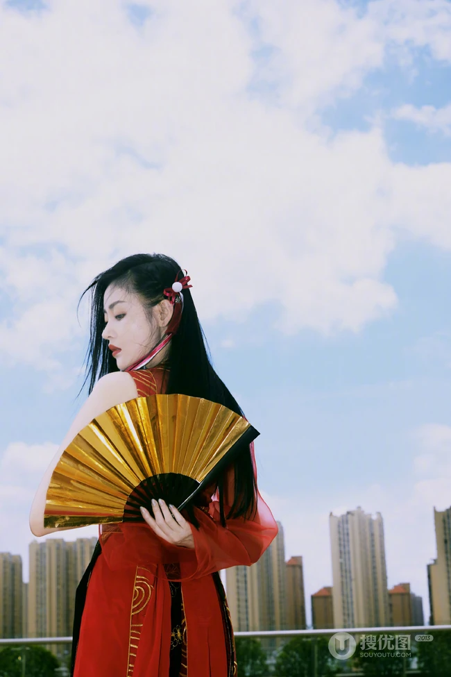 张天爱古风造型短裤写真，一袭红衣半折扇，一抹柔情，一抹侠义