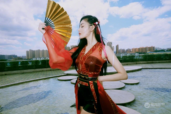 张天爱古风造型短裤写真，一袭红衣半折扇，一抹柔情，一抹侠义