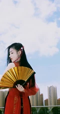张天爱古风造型短裤写真，一袭红衣半折扇，一抹柔情，一抹侠义