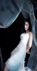 张天爱如梦如烟绝美写真，身穿羽毛长裙，仿若从从云中而来