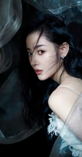 张天爱如梦如烟绝美写真，身穿羽毛长裙，仿若从从云中而来