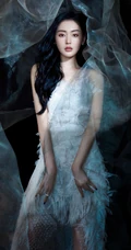 张天爱如梦如烟绝美写真，身穿羽毛长裙，仿若从从云中而来