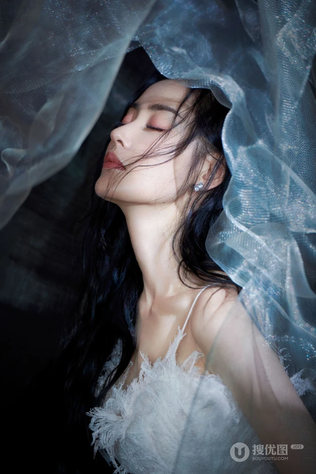 张天爱如梦如烟绝美写真，身穿羽毛长裙，仿若从从云中而来