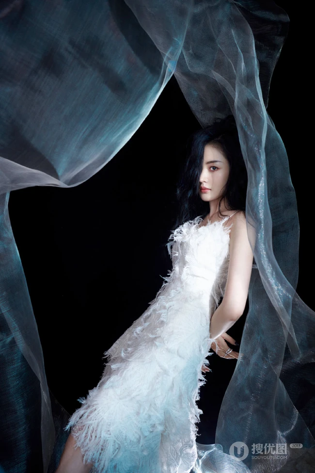 张天爱如梦如烟绝美写真，身穿羽毛长裙，仿若从从云中而来