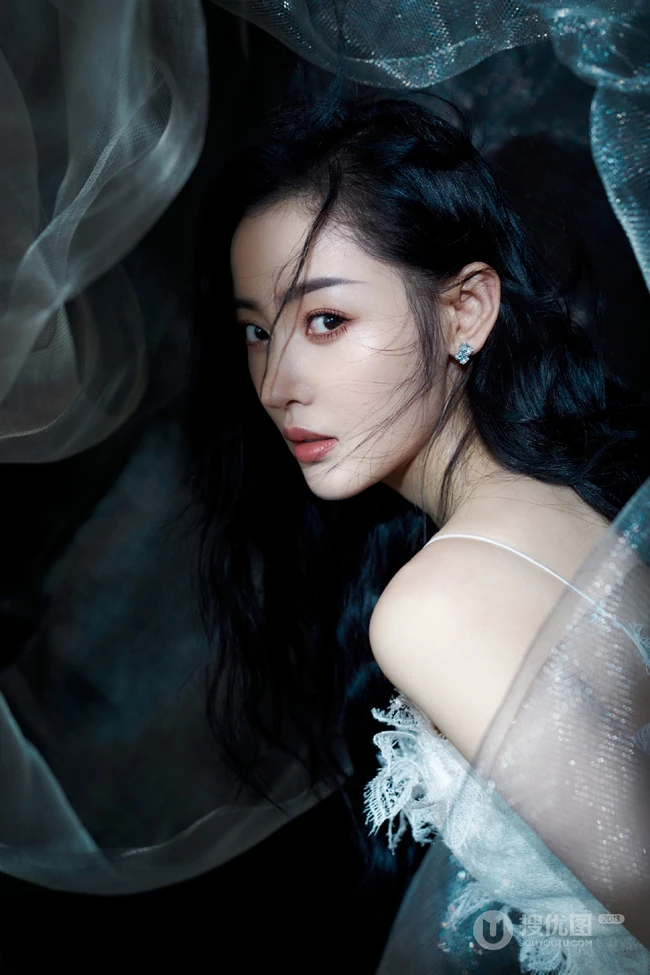 张天爱如梦如烟绝美写真，身穿羽毛长裙，仿若从从云中而来