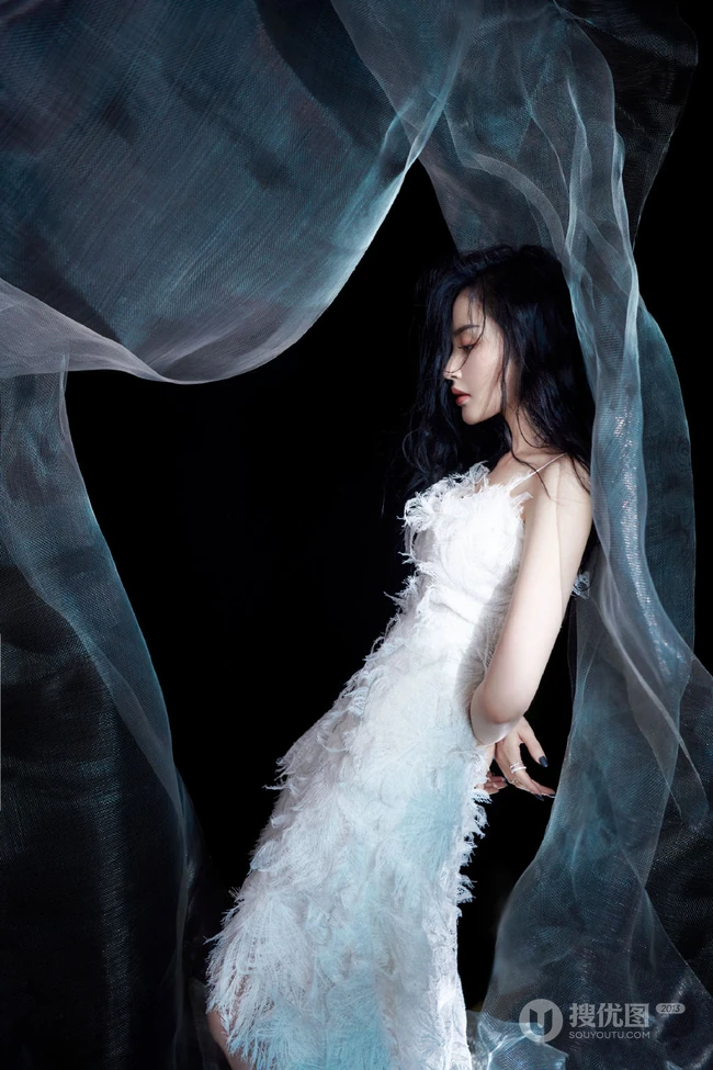 张天爱如梦如烟绝美写真，身穿羽毛长裙，仿若从从云中而来