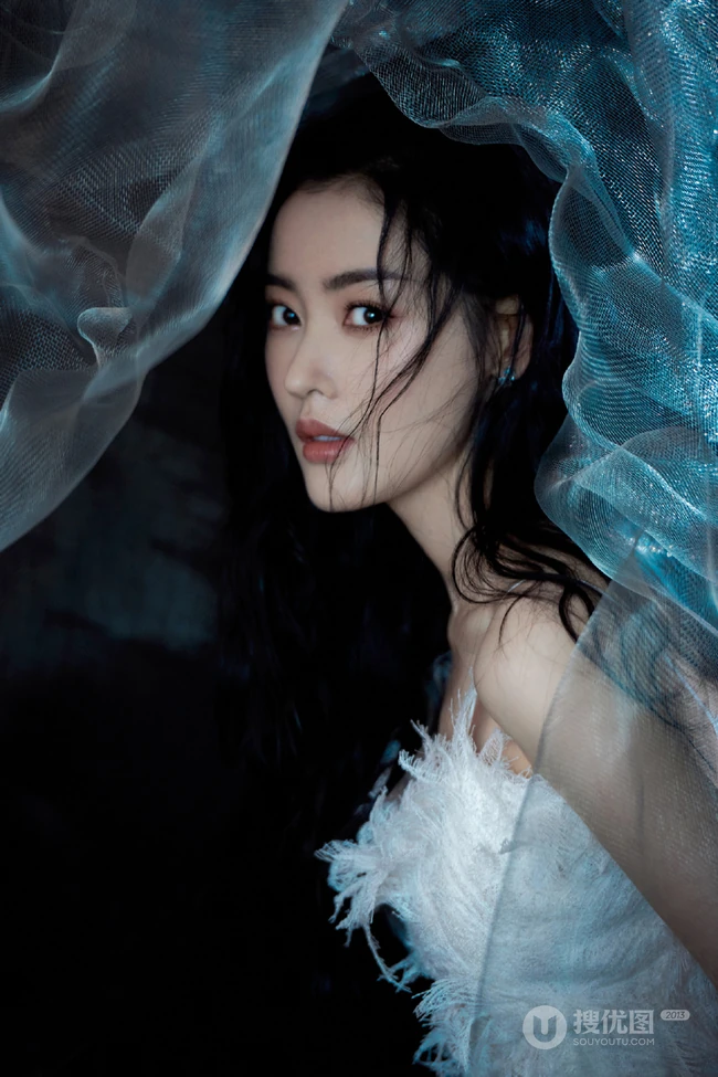 张天爱如梦如烟绝美写真，身穿羽毛长裙，仿若从从云中而来