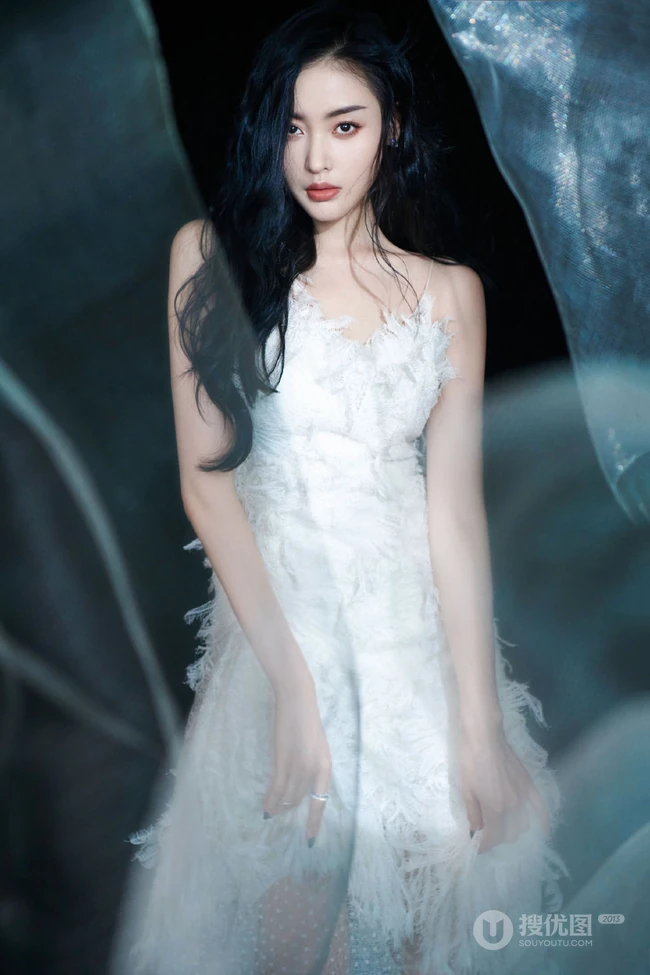 张天爱如梦如烟绝美写真，身穿羽毛长裙，仿若从从云中而来