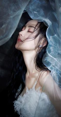 张天爱如梦如烟绝美写真，身穿羽毛长裙，仿若从从云中而来