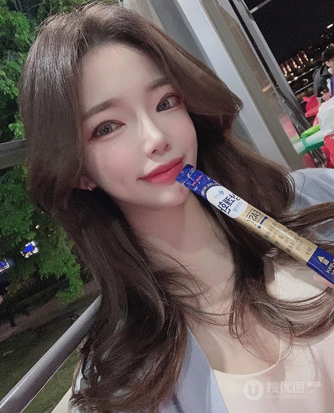 中长卷发怎么好看？来看看韩国小姐姐的中发发型，这样卷，特别美 第13张