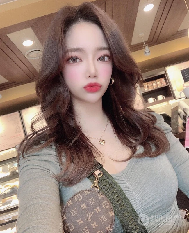 中长卷发怎么好看？来看看韩国小姐姐的中发发型，这样卷，特别美 第10张