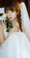 手拿玫瑰的清新白裙双麻花辫114美丽女孩，比花还美摄影写真图集
