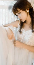 手拿玫瑰的清新白裙双麻花辫114美丽女孩，比花还美摄影写真图集