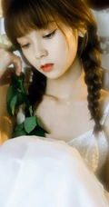 手拿玫瑰的清新白裙双麻花辫114美丽女孩，比花还美摄影写真图集