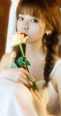 手拿玫瑰的清新白裙双麻花辫114美丽女孩，比花还美摄影写真图集