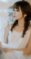 手拿玫瑰的清新白裙双麻花辫114美丽女孩，比花还美摄影写真图集