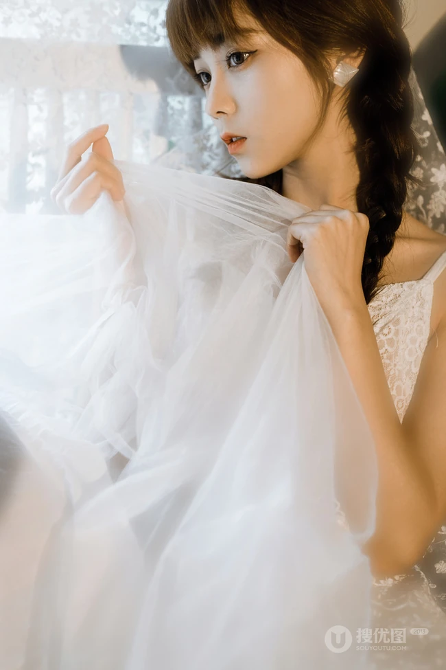 手拿玫瑰的清新白裙双麻花辫114美丽女孩，比花还美摄影写真图集