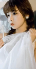 手拿玫瑰的清新白裙双麻花辫114美丽女孩，比花还美摄影写真图集