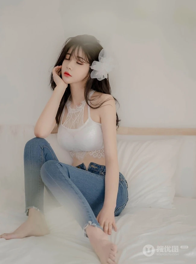 苗条身材却很有料啊，精选礼裙蕾丝家居服女生紧身牛仔裤写真图片