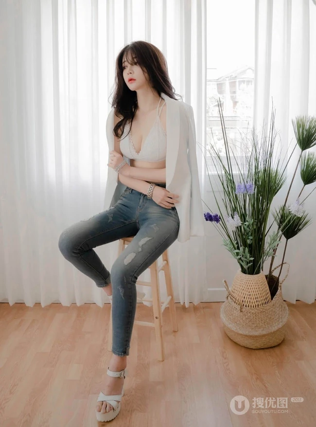 苗条身材却很有料啊，精选礼裙蕾丝家居服女生紧身牛仔裤写真图片