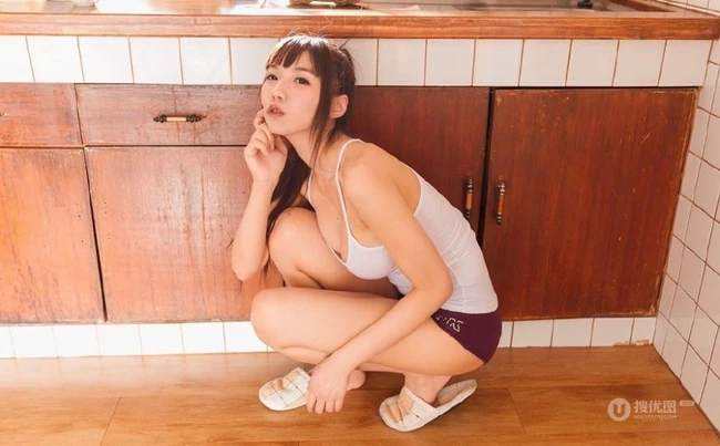 这肩带衣是不是太小了？36D身材超棒的修身mm厨房气质写真图片