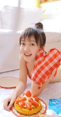 好可爱的红白格纹家居服，大眼睛浅粉纤细线条女生气质室内写真图片