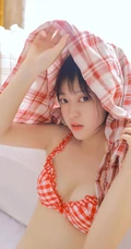 好可爱的红白格纹家居服，大眼睛浅粉纤细线条女生气质室内写真图片