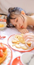好可爱的红白格纹家居服，大眼睛浅粉纤细线条女生气质室内写真图片