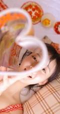 好可爱的红白格纹家居服，大眼睛浅粉纤细线条女生气质室内写真图片