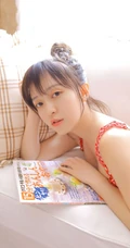 好可爱的红白格纹家居服，大眼睛浅粉纤细线条女生气质室内写真图片