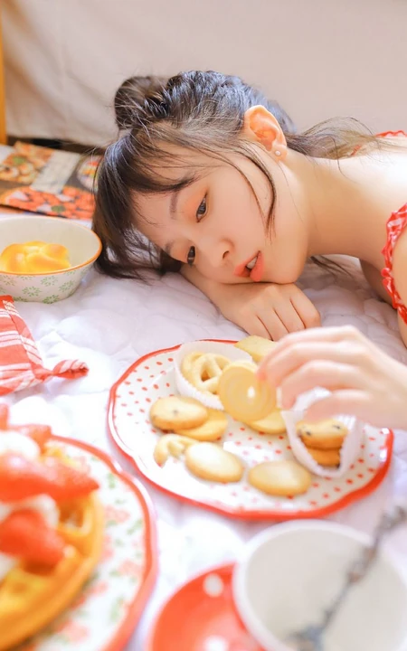 好可爱的红白格纹家居服，大眼睛浅粉纤细线条女生气质室内写真图片