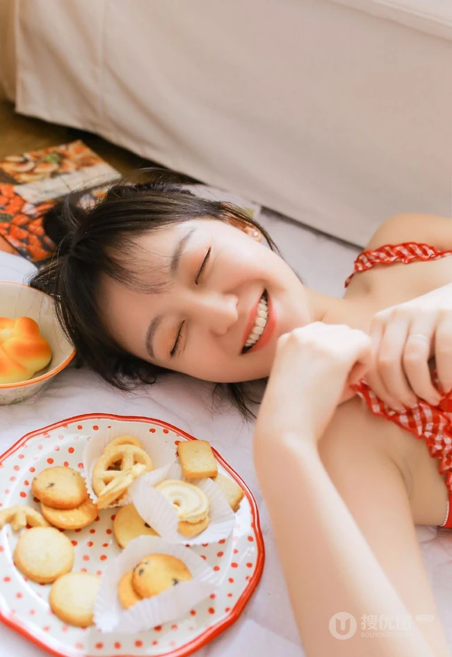 好可爱的红白格纹家居服，大眼睛浅粉纤细线条女生气质室内写真图片