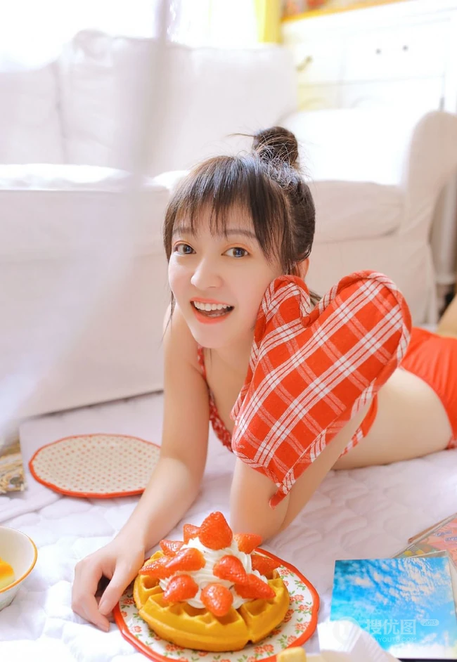 好可爱的红白格纹家居服，大眼睛浅粉纤细线条女生气质室内写真图片