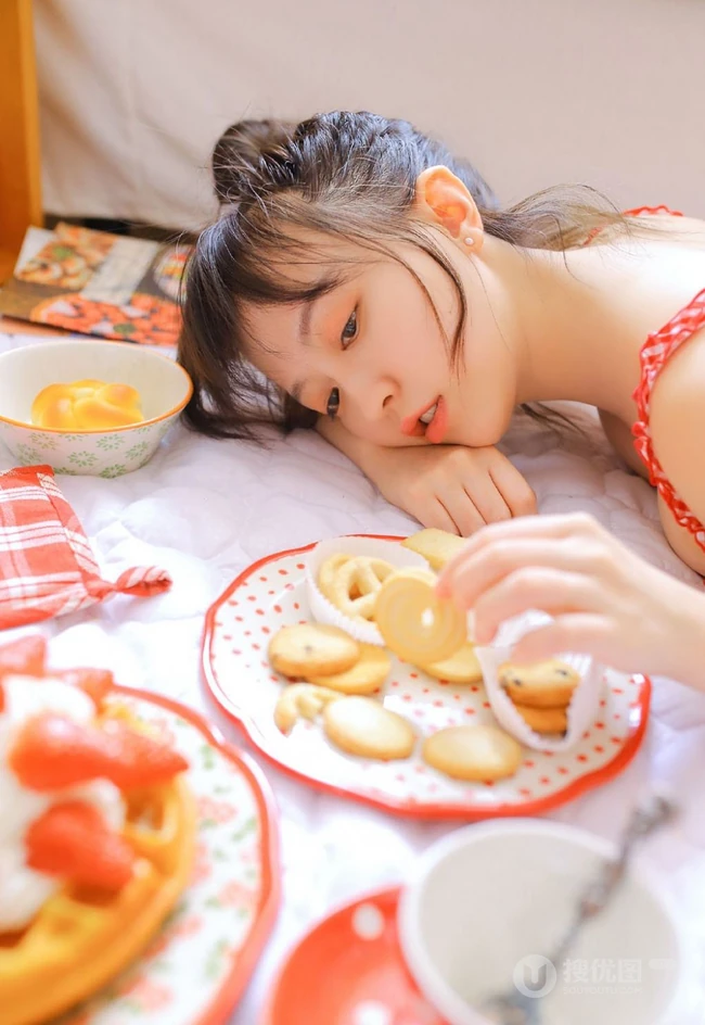 好可爱的红白格纹家居服，大眼睛浅粉纤细线条女生气质室内写真图片
