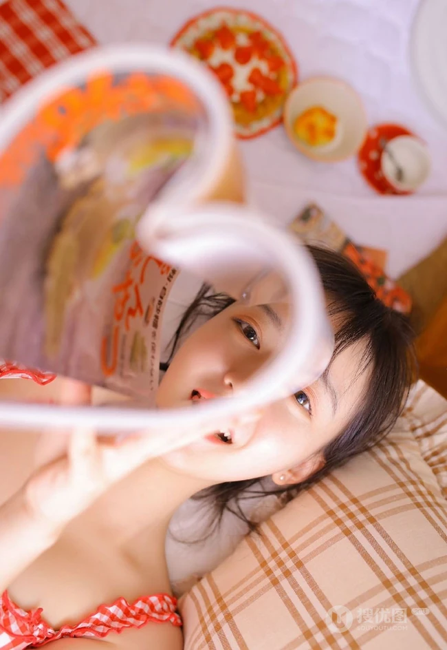 好可爱的红白格纹家居服，大眼睛浅粉纤细线条女生气质室内写真图片