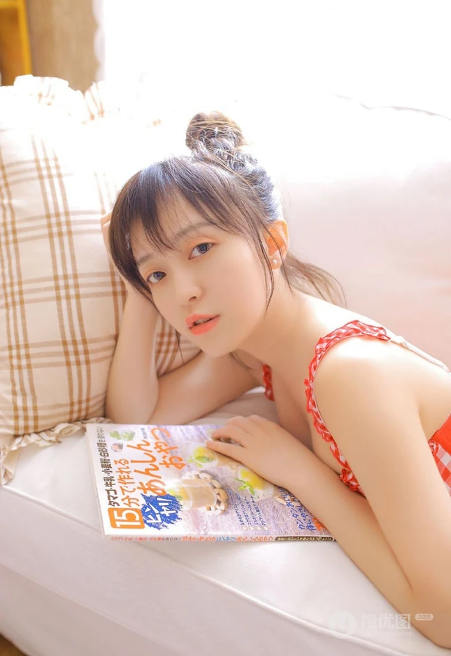 好可爱的红白格纹家居服，大眼睛浅粉纤细线条女生气质室内写真图片